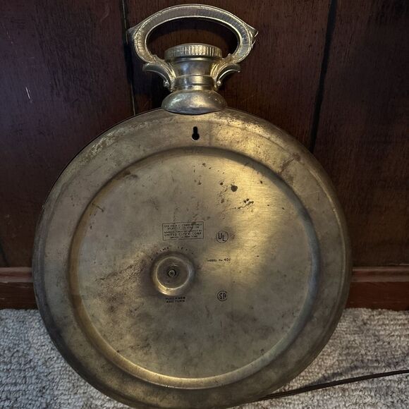 LG VINTAGE UNITED BRASS POCKET WATCH ELECTRIC WALL HANGING WALL CLOCK. - Picture 4 of 6